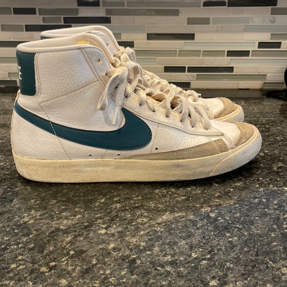 Men’s white and teal Nike blazers size 11